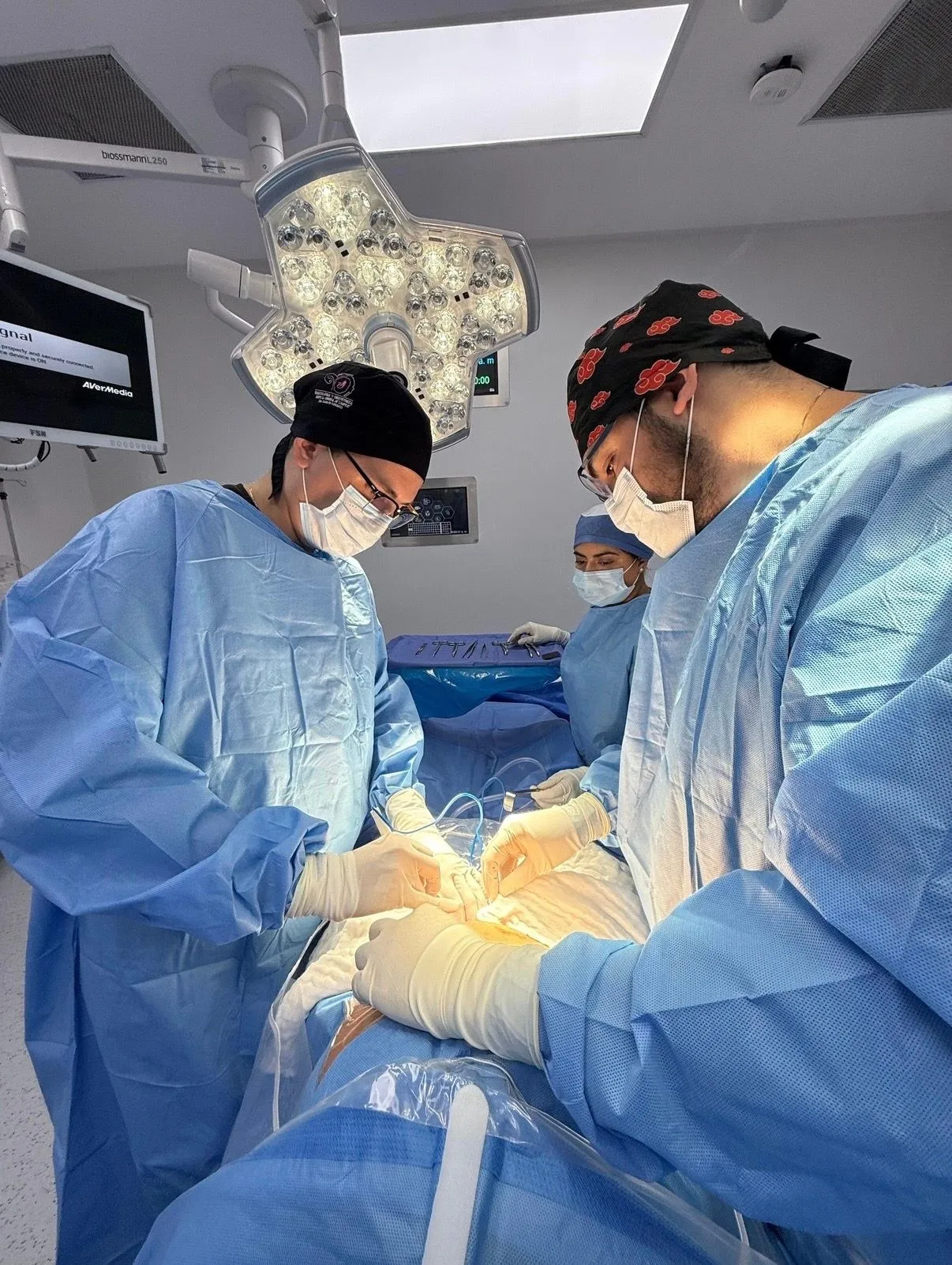 El doctor y su equipo en quirófano