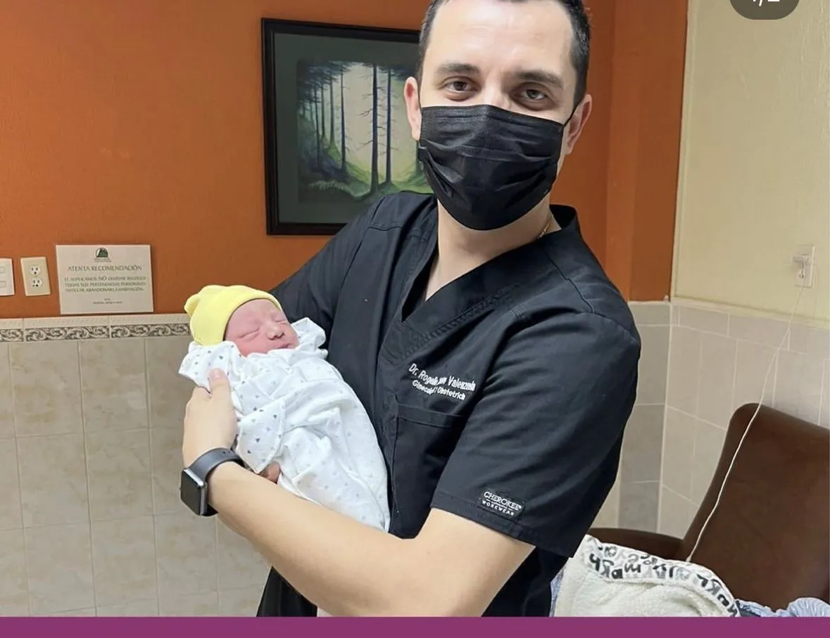 El doctor cargando a un recién nacido